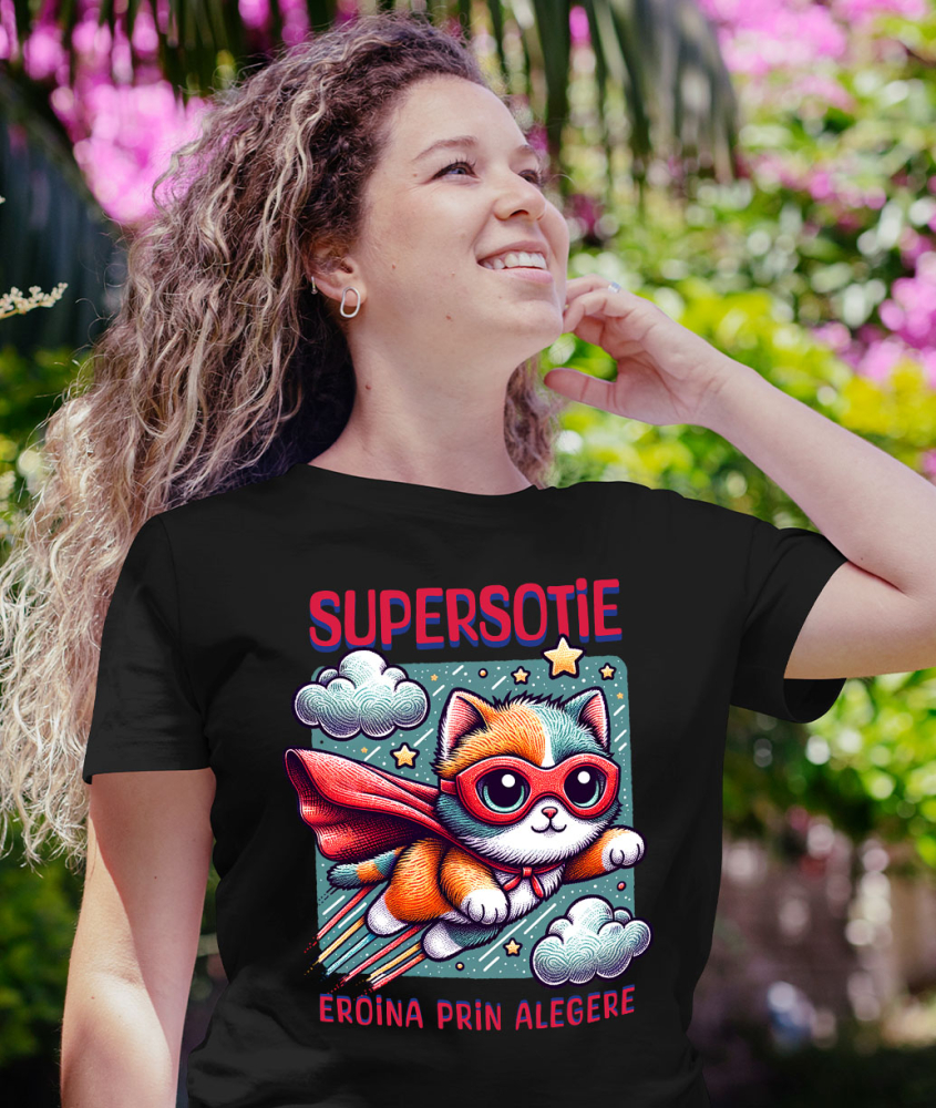 Tricou Femei, Barbati, Copii, Fata, Baiat, Unisex Personalizat Pisica Cu Masca Si Pelerina Rosie În Zbor – Cadou Personalizat „Super Sotie Eroina Prin Alegeri” [2]