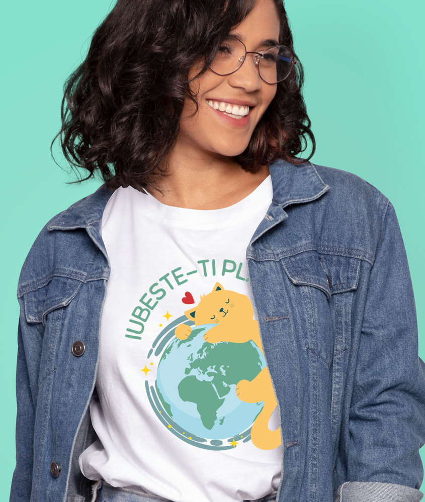 Tricou Femei, Barbati, Copii, Fata, Baiat, Unisex Personalizat "Pisica Galbenă Îmbrățișând Planeta Pământ - Iubește-ți Planeta, Cadou Ecologic pentru Familie și Copii" [2]