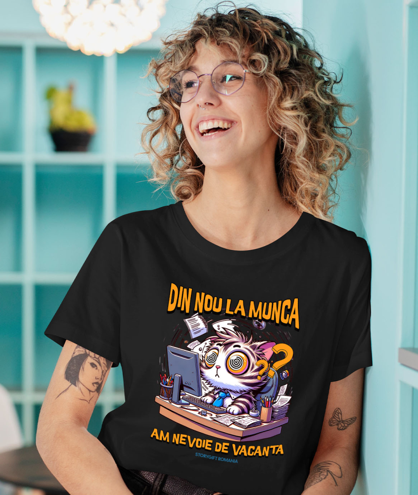 Tricou Femei, Barbati, Copii, Fata, Baiat, Unisex Personalizat Pisica Haioasă La Birou „Din Nou La Muncă, Am Nevoie De O Vacanță” – Cadou Amuzant Pentru Iubitorii De Pisici [2]