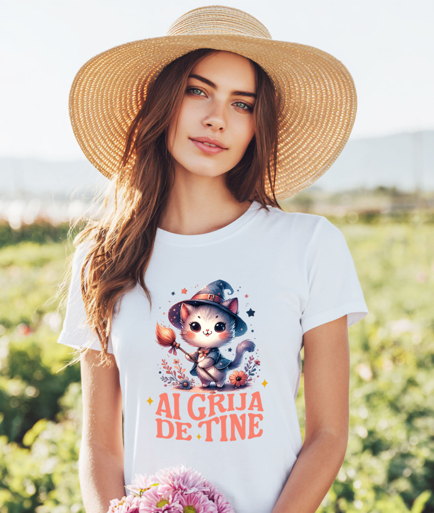 Tricou Femei, Barbati, Copii, Fata, Baiat, Unisex Personalizat Pisica Pufoasă cu Mătura de Vrăjitoare | Cadou Halloween Adorabil [2]