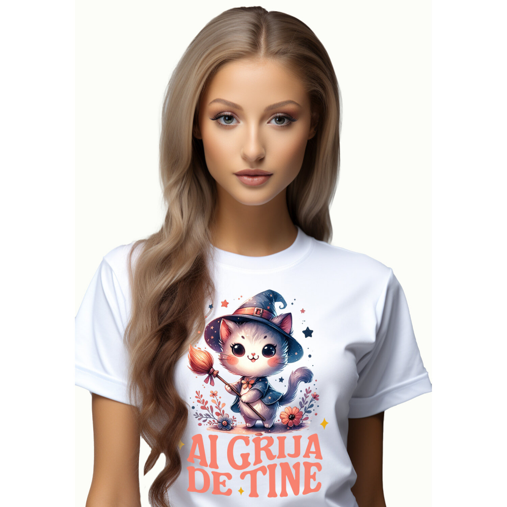 Tricou Femei, Barbati, Copii, Fata, Baiat, Unisex Personalizat Pisica Pufoasă cu Mătura de Vrăjitoare | Cadou Halloween Adorabil [1]