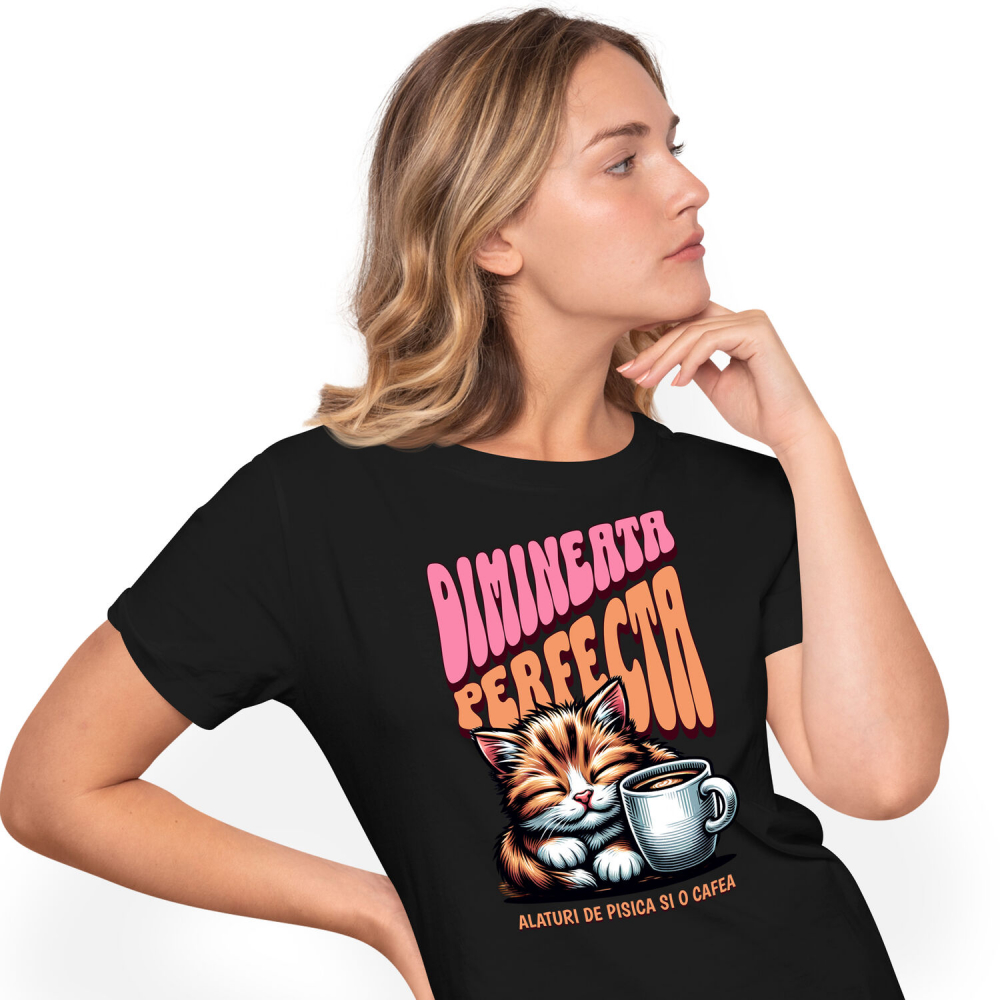 Tricou Femei, Barbati, Copii, Fata, Baiat, Unisex Personalizat „Pisică Somnoroasă cu Cană de Cafea – Dimineața Perfectă pentru Iubitorii de Pisici” [1]