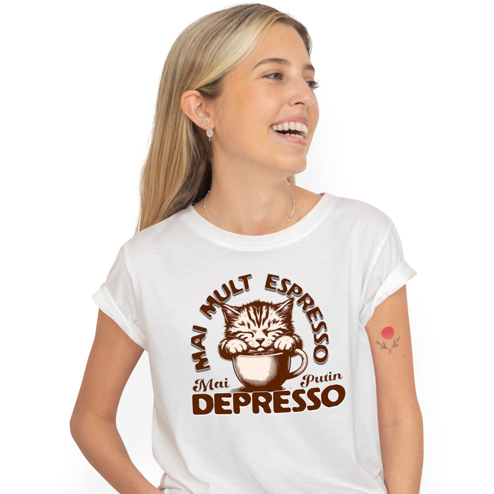 Tricou Femei, Barbati, Copii, Fata, Baiat, Unisex Personalizat „Cană Personalizată „Mai Mult Expresso Mai Puțin Depresso” cu Pisică Somnoroasă – Cadou Amuzant pentru Iubitorii de Cafea și Pisici” [1]
