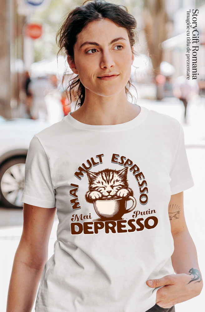 Tricou Femei, Barbati, Copii, Fata, Baiat, Unisex Personalizat „Cană Personalizată „Mai Mult Expresso Mai Puțin Depresso” cu Pisică Somnoroasă – Cadou Amuzant pentru Iubitorii de Cafea și Pisici” [2]