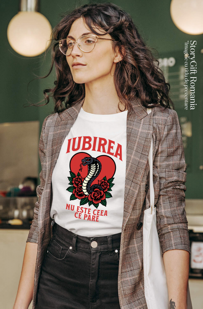 Tricou Femei, Barbati, Copii, Fata, Baiat, Unisex Personalizat „Șarpe Printre Flori Roșii - Cadou Personalizat „Iubirea Nu Este Ceea Ce Pare” pentru Familie, Copii, Tati și Prieteni” [2]