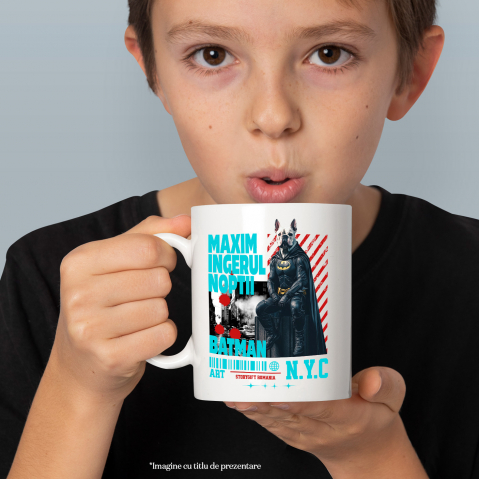 Cana cu Animal In Costum de Batman pe Strazile din New York City, Peronalizata cu Numele si Poza Animalului Tau cu Maner Alb [3]