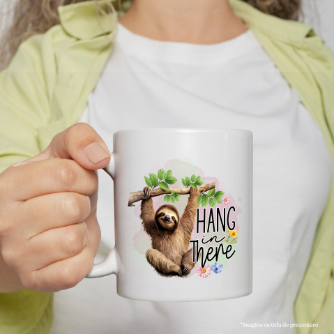 Cana cu animalul sloth/lenes atarnat de o creanga cu mesajul "Hang in there", zambet, ilustratie, maro, flori multicolore cu Maner Alb [1]