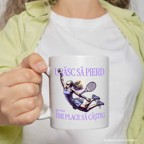 Cana Fata sarint jucatoare de tenis, text motivational URASC SA PIERD MAI MULT DECAT IMI PLACE SA CASTIG, 330ml, Ceramic cu Maner Alb [1]