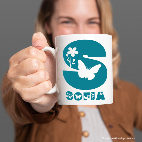 Cana Iubitorii De Natura, Flori, fluture, Text Nume Personalizat, copii, Culoare Albastru, Cu Litera, 330ML, Ceramica, Cu Maner si Interior Alb [1]