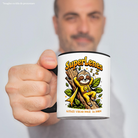 Cana Personalizata Animal Lenes Dormind Pe Trunchi Copac Cu Costum Super Erou Galben – Cadou Personalizat „Astăzi Vreau Doar Să Dorm” [1]