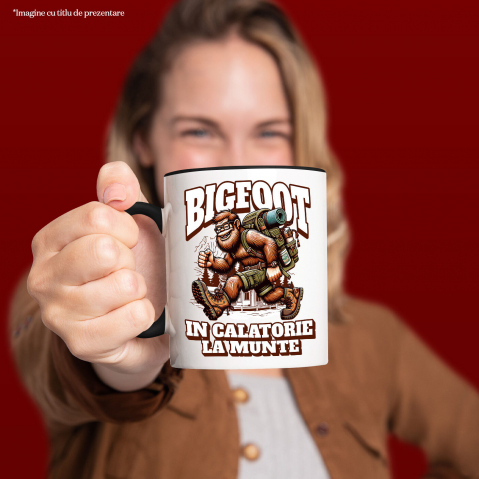Cana Personalizata "Rucsac Bigfoot pentru Aventură Montană – Călătorie în Natură cu Desene Animate" [1]