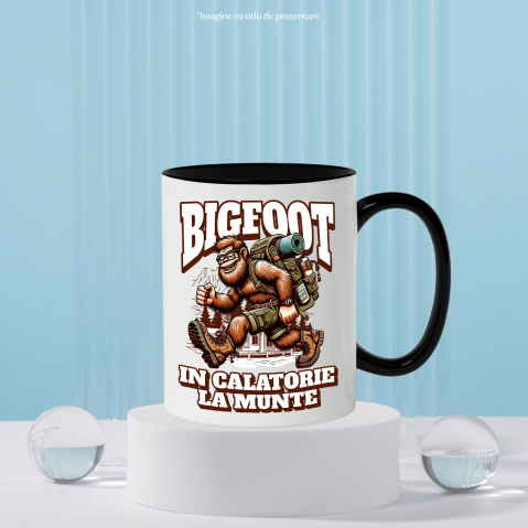 Cana Personalizata "Rucsac Bigfoot pentru Aventură Montană – Călătorie în Natură cu Desene Animate" [2]