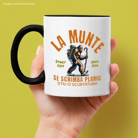 Cana Personalizata "Bigfoot Cu Rucsac – Cadou Personalizat cu Mesajul ‘Se Schimbă Planul, Știu o Scurtătură’ pentru Iubitorii de Aventură" [1]