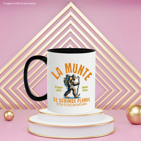 Cana Personalizata "Bigfoot Cu Rucsac – Cadou Personalizat cu Mesajul ‘Se Schimbă Planul, Știu o Scurtătură’ pentru Iubitorii de Aventură" [2]