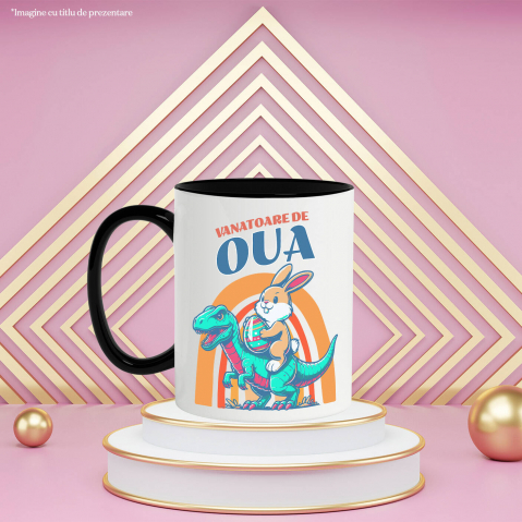 Cana Personalizata "Iepurele maro cu ou colorat călărind un dinozaur T-rex aduce o notă jucăușă și veselă sărbătorilor Pascale. O imagine perfectă pentru vânătoarea de ouă Paște alături de copii și familie." [2]