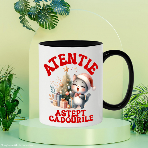 Cana Personalizata Pisica Cântând Lângă Bradul de Crăciun – „Aștept Cadourile” – Cadou Perfect pentru Iubitorii de Pisici [2]