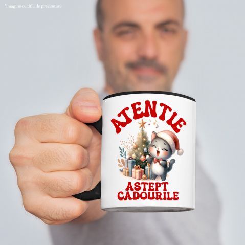 Cana Personalizata Pisica Cântând Lângă Bradul de Crăciun – „Aștept Cadourile” – Cadou Perfect pentru Iubitorii de Pisici [1]