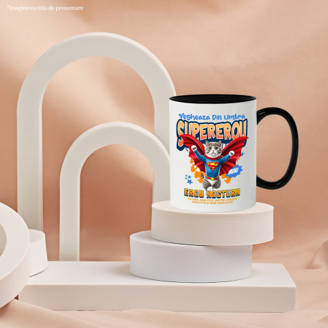 Cana Personalizata Imagine cu o pisică Scottish Fold îmbrăcată în costum de Superman, cu pelerină roșie. Design original, perfect pentru produse personalizate dedicate iubitorilor de pisici și fanilor supereroilor. [2]