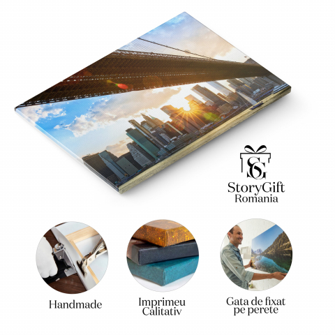 Tablou Canvas: Brooklyn Bridge la Amurg - Luminite Strălucitoare în Manhattan, Marime 40x25CM [1]