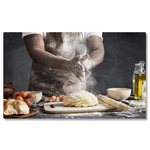 Meserii - Tablou Canvas Bucatar profesionist cu pielea inchisa, purtand un sort Maestru in arta culinara, gata sa creeze bucate delicioase care sa incante simturile. 40x25CM