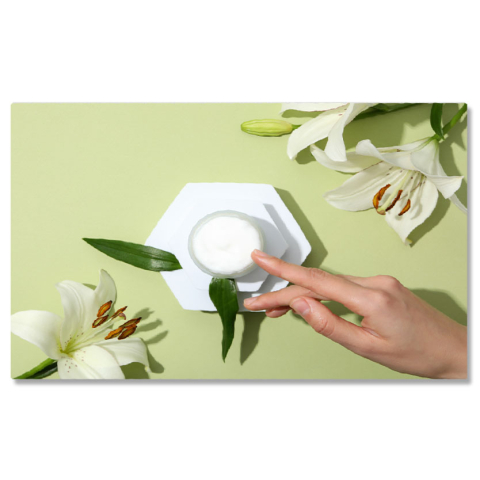 Diverse - Tablou Canvas Crema de Maini cu Aroma Florara pe Fundal Luminos Ingrijire Inspirata de Natura  Imbogatesteti rutina de ingrijire cu prospetimea naturii. 40x25CM