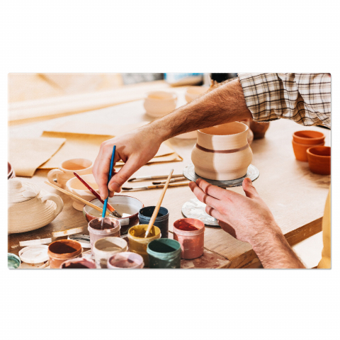 Artista Lucrând la Ceramică Manuală: Un Moment de Creativitate, Marime 40x25CM Diverse - Artista Lucrând la Ceramică Manuală: Un Moment de Creativitate, Marime 40x25CM