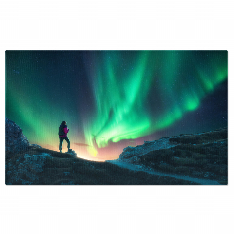 Aurora Boreală - Femeia și Aurora Boreală - Eleganța Feminină în Lumina Nordului, Marime 40x25CM