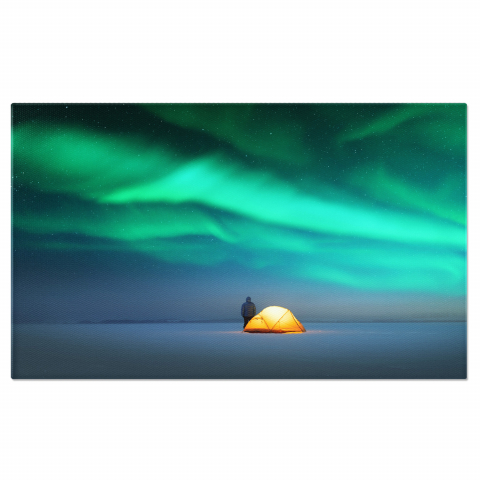 Aurora Boreală - Tablou Canvas Dansul Luminilor Nordice: Aurora Boreală deasupra unui Cort în Cadru Iernatic Uimitor, Marime 40x25CM