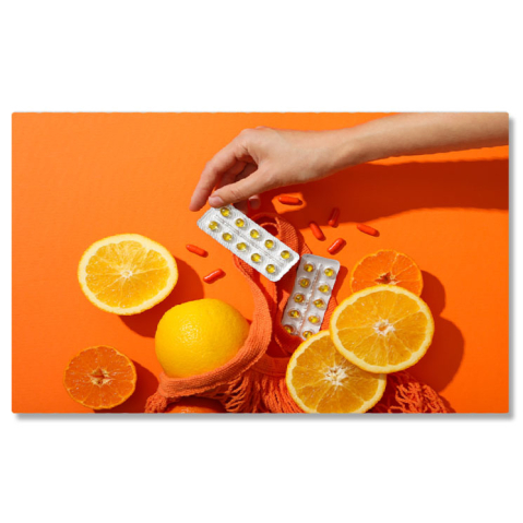 Diverse - Tablou Canvas Doza de sanatate Vitamina C in tablete, servite alaturi de felii de portocala pe farfurie, pentru o rutina zilnica de ingrijire. 40x25CM