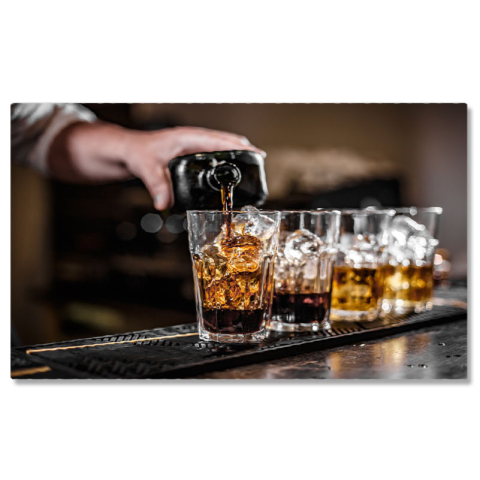 Băuturi - Tablou Canvas - Esenta Bauturii: Turnat, Mixologie, Arome Alcoolice 40x25CM