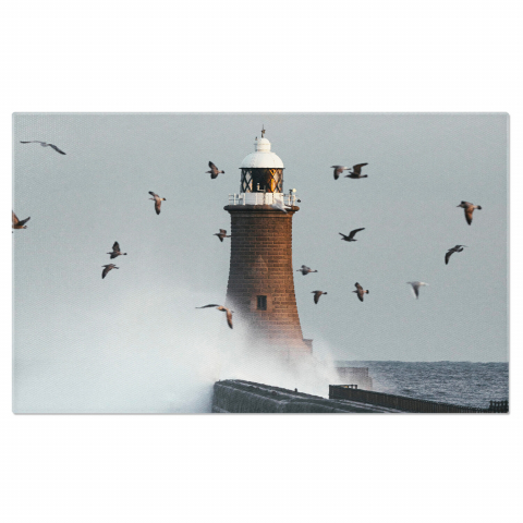 Peisaj - Tablou Canvas: Farul și Valurile - Forța Naturii, Marime 40x25CM