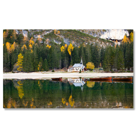 Apă & Natură - Tablou Canvas Lago de Braies in Culorile toamnei  O Bijuterie Naturala in Italia, O Destinatie Perfecta pentru Calatorii Innebunite de Peisajele Sale Superbe si Apele Sale Limpezi 40x25CM