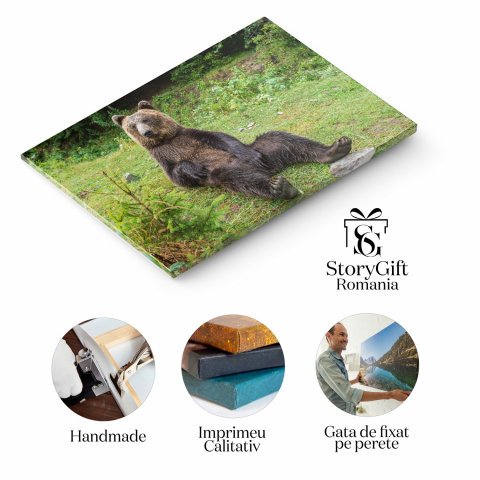 Tablou Canvas Marele Urs Grizzly: Regatul Sălbăticiei în Taiga Nordică, Marime 40x25CM [1]