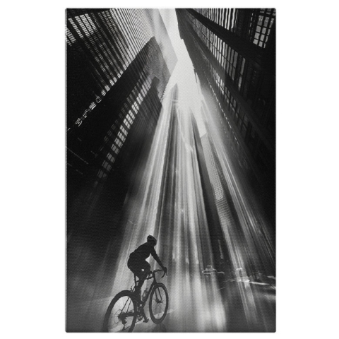 Abstract - Tablou Canvas:  Om pe Bicicletă în Razele Soarelui pe Stradă- Clădiri Înalte și Fotografie Alb-Negru Pictura Digitala 40x25CM