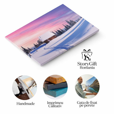 Oraș Învăluit în Iarnă: Peisaj de Zăpadă cu Munți și Case, Marime 40x25CM [1]