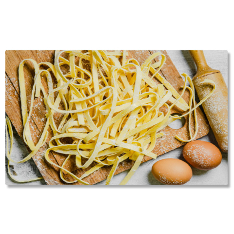 Mâncare - Tablou Canvas Paste tagliatelle Fainoase Facute in Casa pe o Masa Alba  Paste Proaspete si Gustoase Pregatite in Stil Italian la Domiciliu 40x25CM