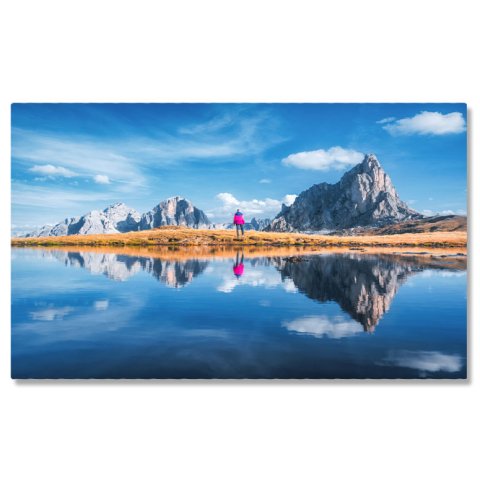 Peisaj - Tablou Canvas - Peisaj Montan: Femeie Reflectata in Apa Limpeda a Lacului de Munte intr-o Zi Frumoasa 40x25CM