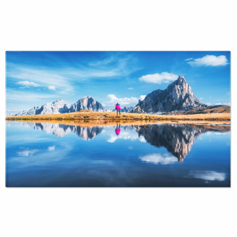 Apă & Natură - Tablou Canvas Peisaj Montan: Femeie Reflectată în Apa Limpedă a Lacului de Munte, Marime 40x25CM