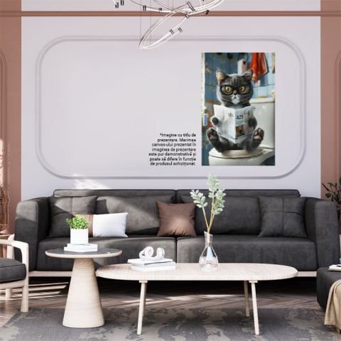 Tablou Canvas Pisoiul Gri cu Lăbuțe Roz Se Relaxează în Baie și Citește Ziarul Purtănd Ochelari , Pictura Digitala 40x25CM [1]