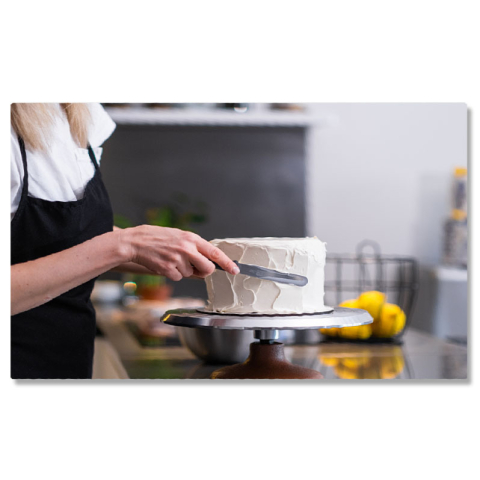 Meserii - Tablou Canvas Pregatire profesionala de prajituri Un cofetar talentat lucreaza cu mesterie pentru a crea delicii dulci irezistibile. 40x25CM