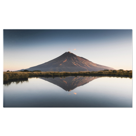 Tablouri Canvas - Tablou Canvas - Rasarit pe Lacul Egmont, Noua Zeelanda - Peisaj Linistit si Reflectare Serena 40x25CM