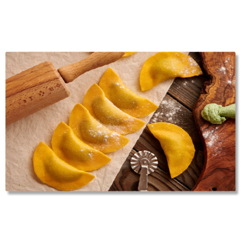 Mâncare - Tablou Canvas Ravioli de casa cruda cu spanac si ricotta O privire detaliata asupra ravioliului proaspat, facut in casa 40x25CM