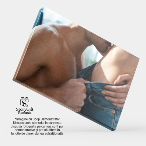 Tablou Canvas Seductie Incalzitoare Barbat Sexy Dezbracanduse si Sarutand cu Pasiune Fata, Reflectand Intimitatea si Dorinta intrun Mediu Confortabil si Acasa 40x25CM [3]