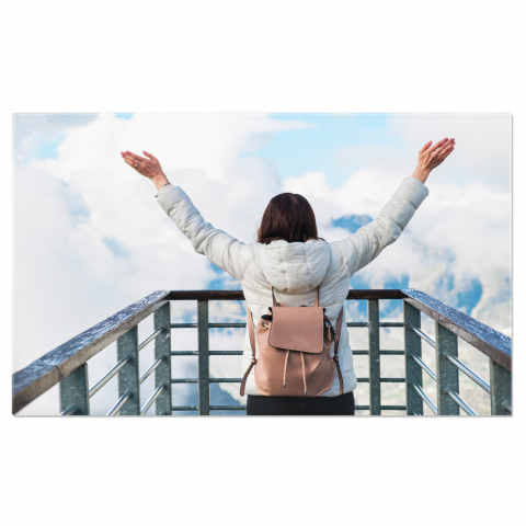 Turist Admirând Priveliștea Munților: Aventura în Mijlocul Naturii, Marime 40x25CM