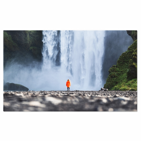 Turist la Cascada Skogafoss în Islanda: Frumusețea Naturii, Marime 40x25CM