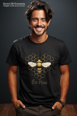 Tricou Barbati cu albina cu mesajul "Bee Mine", al meu, a mea, stelute, fagure pe fundal, insecta, ilustratie cu Maner Alb cu imprimeu pe Fata, 100% Bumbac, Negru, XL [1]