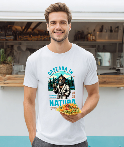 Tricou Femei, Barbati, Copii, Fata, Baiat, Unisex Personalizat "Gorila în Halat și Cafea Fierbinte la Munte – Relaxare în Natură" [1]