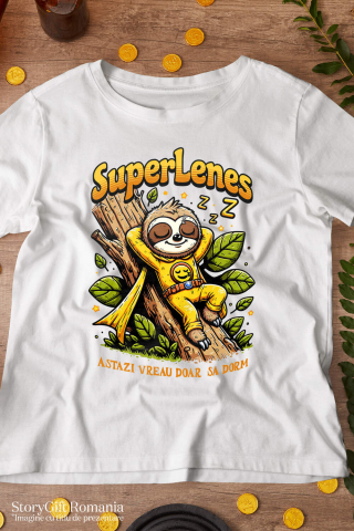 Tricou Femei, Barbati, Copii, Fata, Baiat, Unisex Personalizat Animal Lenes Dormind Pe Trunchi Copac Cu Costum Super Erou Galben – Cadou Personalizat „Astăzi Vreau Doar Să Dorm” [2]