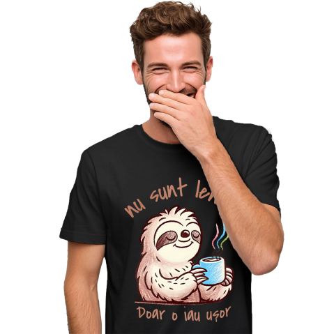 Tricou Femei, Barbati, Copii, Fata, Baiat, Unisex Personalizat Animal Leneș cu Cană de Cafea „Nu Sunt Leneș, Doar O Iau Ușor” - Cadou Amuzant
