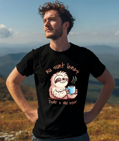 Tricou Femei, Barbati, Copii, Fata, Baiat, Unisex Personalizat Animal Leneș cu Cană de Cafea „Nu Sunt Leneș, Doar O Iau Ușor” - Cadou Amuzant [1]